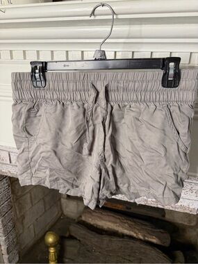 Light Gray women’s linen blend Southern Marsh pull on shorts